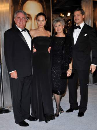 Les parents de Brad Pitt, William Alvin Pitt (81 ans) et Jane Etta Pitt (82 ans) lors de la première de The Curious Case Of Benjamin Button en 2008. 