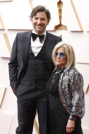 Bradley Cooper et sa mère Gloria Campano (64 ans) à la 94ème édition de la cérémonie des Oscars à Los Angeles, le 27 mars 2022.