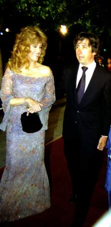 Divorcée de Roger Vadim depuis 1972, Jane Fonda s'est remariée avec Tom Hayden en 1973. Ensemble, ils ont un fils, l'acteur Troy Garity (qui porte le nom de sa grand-mère paternelle), et adoptent une fille. L'argent récolté grâce à ses vidéos d'aérobic sert à financer la carrière politique de son époux Tom Hayden