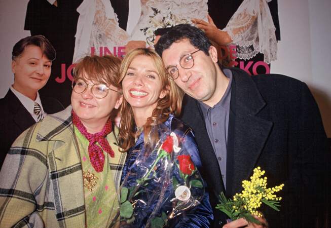 Josiane Balasko (47 ans) pose avec Victoria Abril et Alain Chabat pour le film Gazon Maudit en 1997. La même année, elle tient le rôle-titre de la comédie Arlette, sous la direction de Claude Zidi