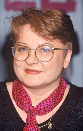Josiane Balasko enchaîne avec un autre succès, en 1995, cette fois comme actrice, scénariste et cinéaste. Elle se confronte au sujet de l'homosexualité féminine en incarnant une lesbienne dans la comédie Gazon maudit avec Alain Chabat en 1995. Elle a 45 ans