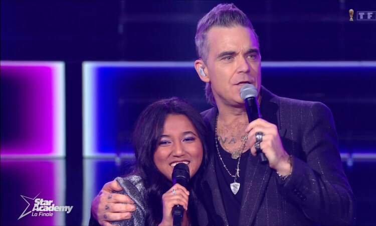 Le chanteur Robbie Williams était le parrain de la Star Academy 10, raison pour laquelle il est venu le soir de la grande finale