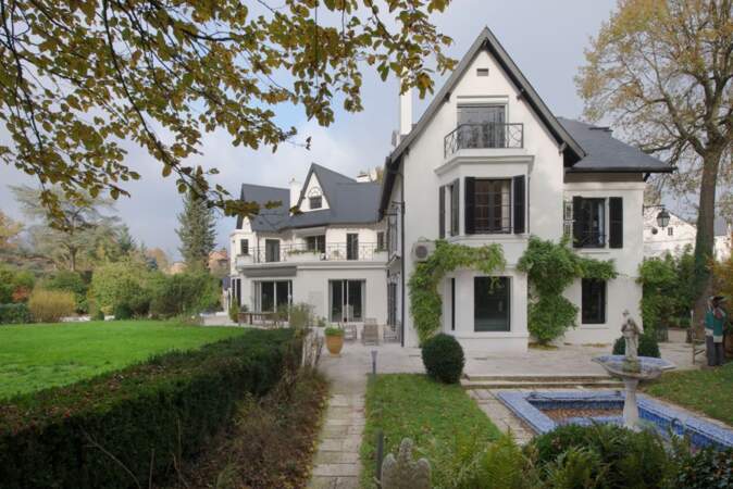 La maison de Johnny Hallyday à Marnes-la-Coquette, dans laquelle il s'est éteint, a été mise en vente à 8,5 millions d'euros. Il l'avait acquise avec sa femme en 2000. 