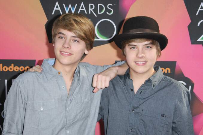 Les célèbres jumeaux Dylan et Cole Sprouse se sont fait connaître en jouant les rôles de Zack et Cody dans La vie de palace de Zack & Cody de 2005 à 2008. Ils ont également joué dans la série dérivée La vie de croisière de Zack & Cody diffusée de 2008 à 2011