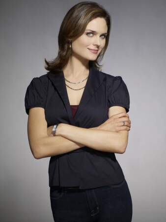 Emily Deschanel incarne  l’anthropologue Temperance Brennan dans la série Bones, diffusée dans la Trilogie du Samedi. 