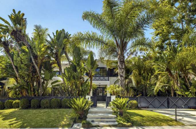 Question immobilier, Johnny Hallyday avait aussi réalisé de folles dépenses. A Los Angeles, il possédait une maison acquise en 2010 pour un montant de 4.5 millions de dollars. 