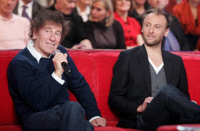 Alain Souchon (65 ans) est invité sur le plateau de Vivement Dimanche avec son fils Pierre Souchon en 2009