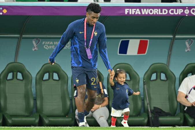 Kingsley Coman, sa compagne Sabrina Duvad et leur fille après le match France-Tunisie. 