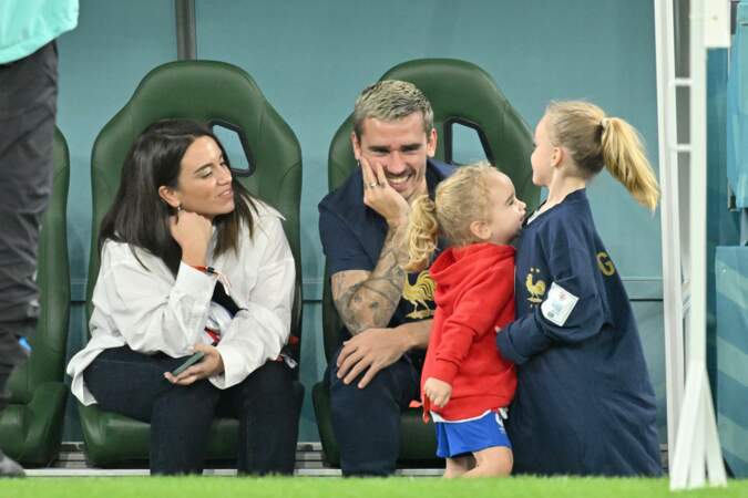 Antoine Griezmann avec sa femme Erika Choperena et leurs enfants après le match France-Tunisie. 