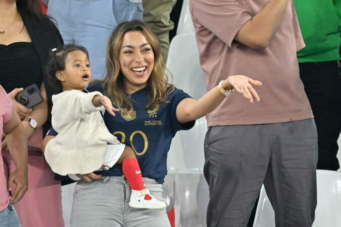 Sabrina Duvad, la compagne de Kingsley Coman,  et leur fille pendant le match France-Tunisie. 