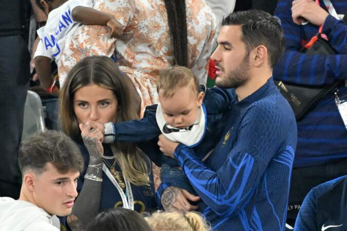 Théo Hernandez, sa compagne Zoe Cristofoli et leur enfant après le match France-Tunisie. 