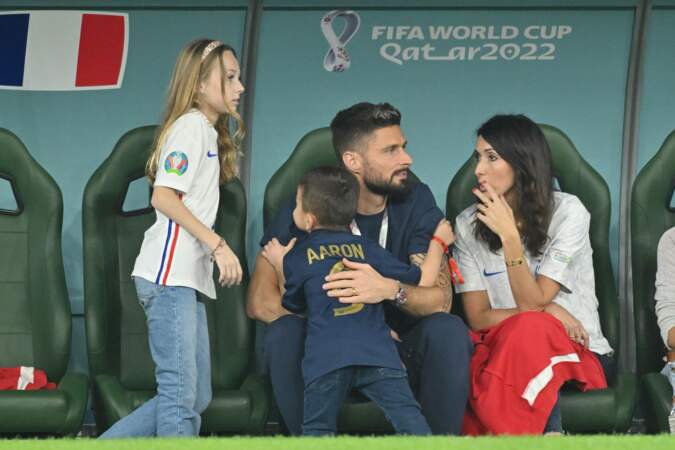 Olivier Giroud avec sa femme Jennifer et leurs enfants après le match France-Tunisie. 