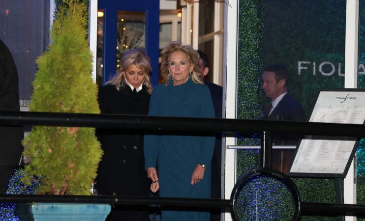 Brigitte Macron et Jill Biden, la femme de Joe Biden, quittent le restaurant italien, le Fiola Mare à Washington