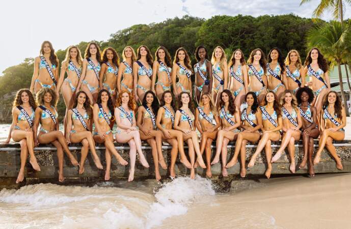 Les 30 candidates à l'élection Miss France 2023 posent ensemble lors de leur voyage en Guadeloupe