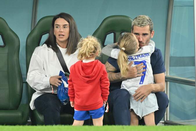Antoine Griezmann avec sa femme Erika Choperena et leurs enfants après le match France-Tunisie. 