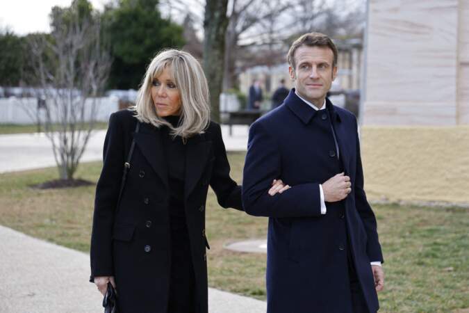 Le président Emmanuel Macron et la première dame Brigitte Macron visitent le cimetière national d'Arlington en Virginie