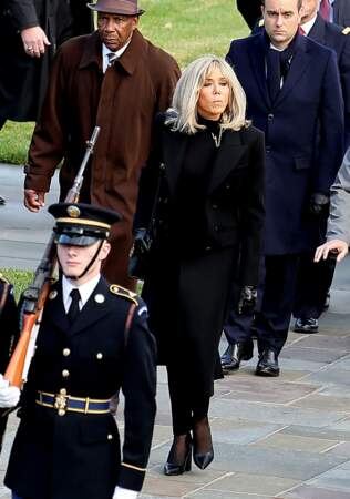 La première dame Brigitte Macron participe à une cérémonie au cimetière national d’Arlington en Virginie