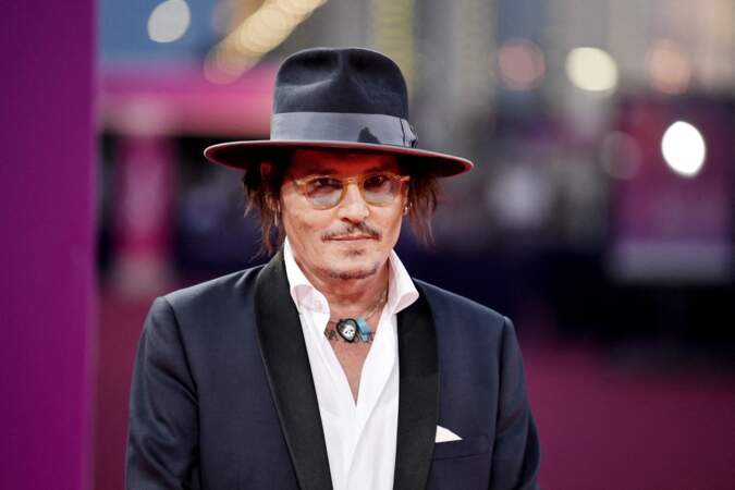 Pour se déplacer vite, souvent et sans avoir à voyager avec le peuple, Johnny Depp débourserait aussi 200 000 dollars par mois en jet privés