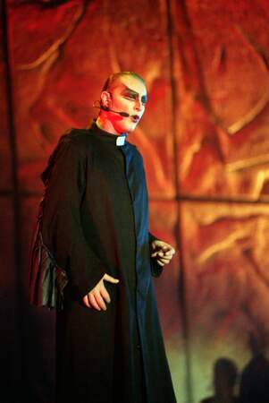 Daniel Lavoie  joue le prêtre Claude Frollo dans la comédie musicale Notre-Dame de Paris. 