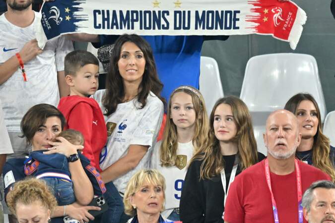 Jennifer Giroud, la feemmee d'Olivier Giroud, et leurs enfants pendant le match France-Tunisie. 