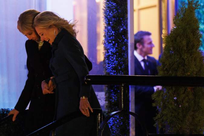 Brigitte Macron et Jill Biden, la femme de Joe Biden, quittent le restaurant italien, le Fiola Mare à Washington