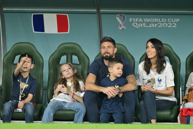 Olivier Giroud avec sa femme Jennifer et leurs enfants après le match France-Tunisie. 