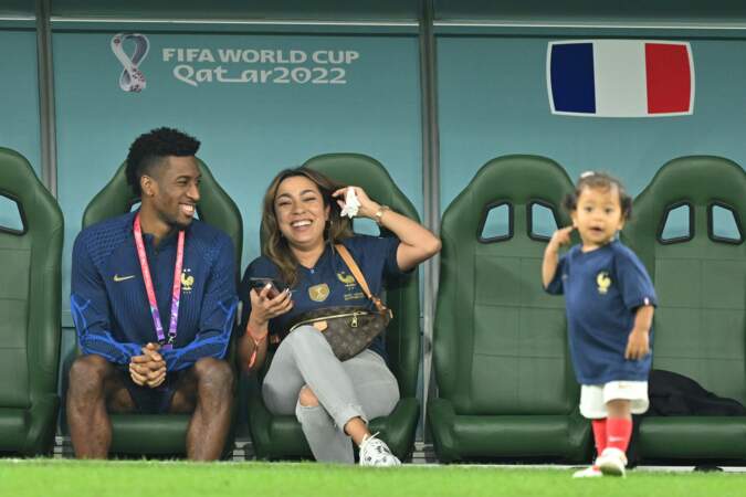 Kingsley Coman, sa compagne Sabrina Duvad et leur fille après le match France-Tunisie. 