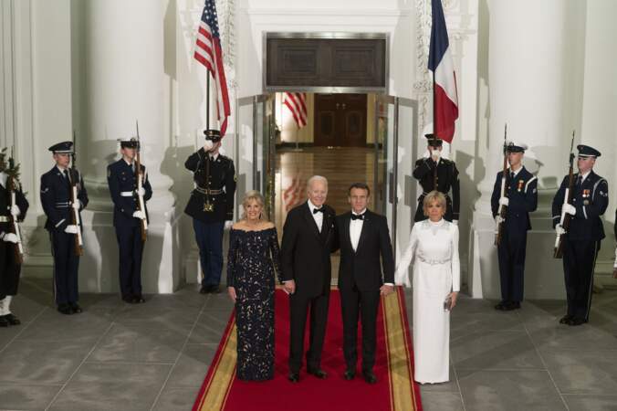 Brigitte Macron est la seule à ne pas avoir les honneurs du tapis rouge