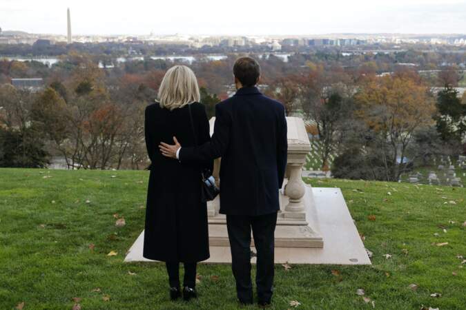 Le président Emmanuel Macron et la première dame Brigitte Macron participent à une cérémonie au cimetière national d’Arlington en Virginie