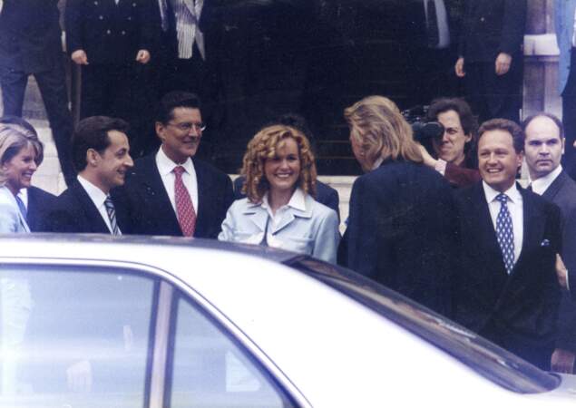 Laeticia et Johnny Hallyday entrent dans leur voiture après leur mariage à la mairie de Neuilly-Sur-Seine, le 25 mars 1996. 