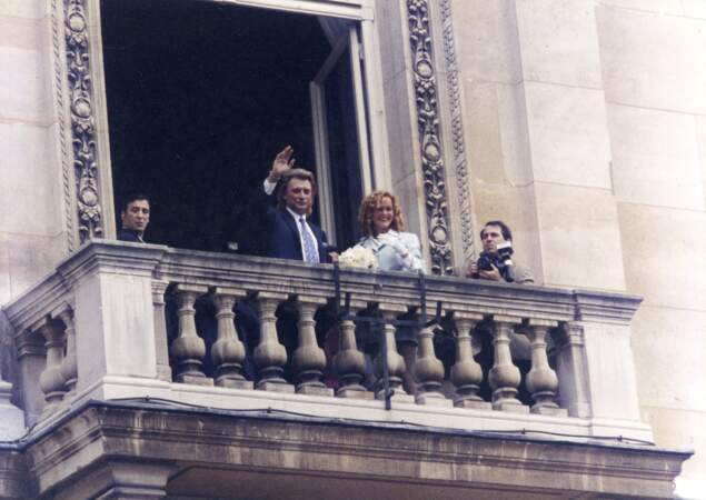 Johnny Hallyday et sa femme Laeticia, le jour de leur mariage en 1996, au balcon de la mairie de Neuilly-sur-Seine.  