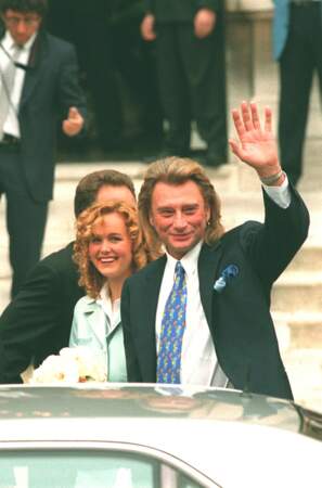 Johnny Hallyday et Laeticia Hallyday en sortant de la mairie, le jour de leur mariage le 25 mars 1996 à la mairie de Neuilly-sur-Seine