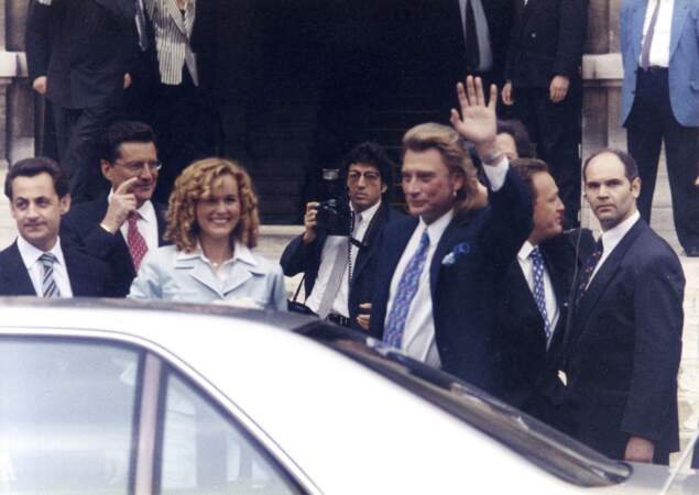 Johnny et Laeticia Hallyday aux côtés de Nicolas Sarkozy et Jean-Claude Camus, sortent de la mairie de Neuilly-Sur-Seine, le 25 mars 1996. 