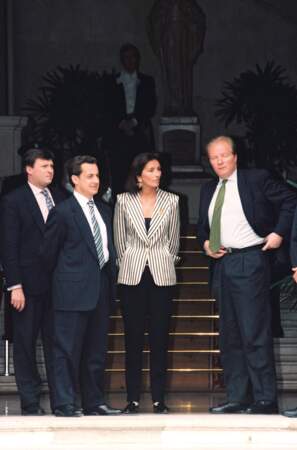Nicolas Sarkozy a célébré leee mariage de Johnny Hallyday et Laeticia Boudou le 25 mars 1996 een sa qualité de maire de Neuilly-sur-Seine. À ses côtés, se trouvent sa femme de l'époque Cécilia, ainsi que Brice Hortefeux 