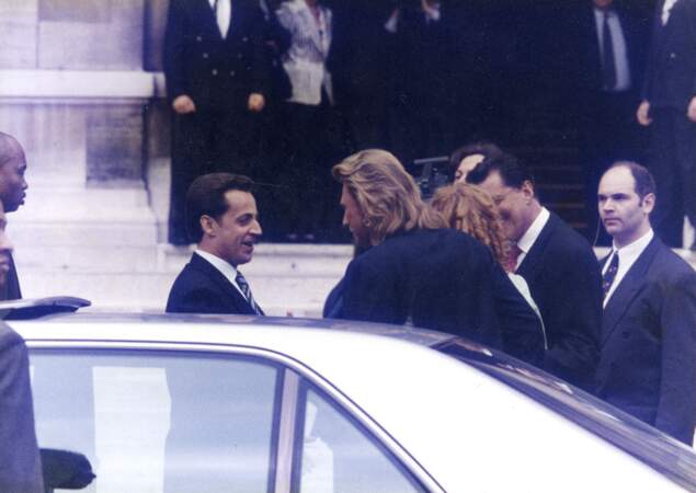 Le maire de Neuilly-sur-Seine, Nicolas Sarkozy, félicite Johnny Hallyday et Laeticia pour leur mariage le 25 mars 1996. 
