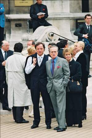 Guillaume Durand et Philippe Labro attendent les mariés le 25 mars 1996 à la mairie de Neuilly-Sur-Seine. 