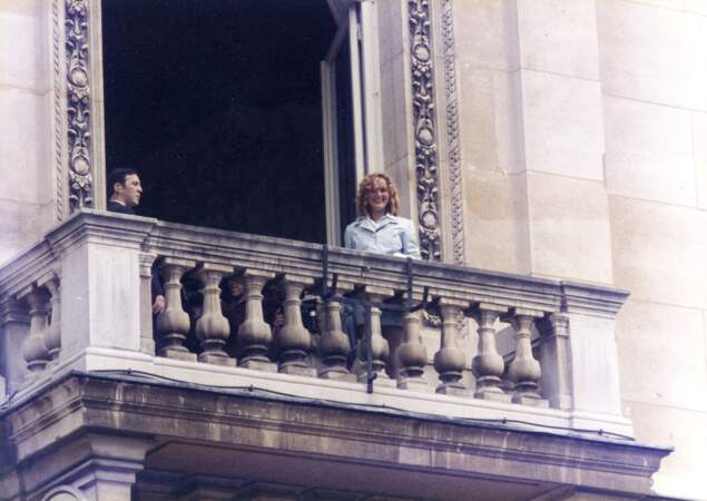 Laeticia Hallyday, le jour de son mariage le 25 mars 1996, au balcon de la mairie de Neuilly-sur-Seine.  