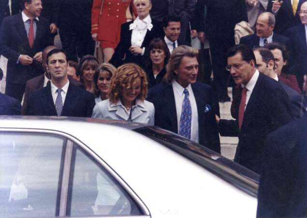 Johnny Hallyday et Laeticia Hallyday sortent de la mairie de Neuilly-Sur-Seine le 25 mars 1996 aux côtés de Françoise Boudou, la mère de Laeticia, et de Jean-Claude Camus. 