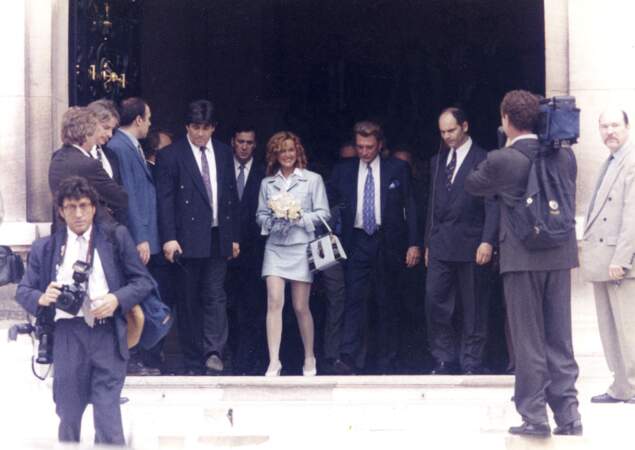 Johnny Hallyday et Laeticia sortent de la mairie de Neuilly-sur-Seine entourés de Jean-Claude Camus et de leurs invités. 