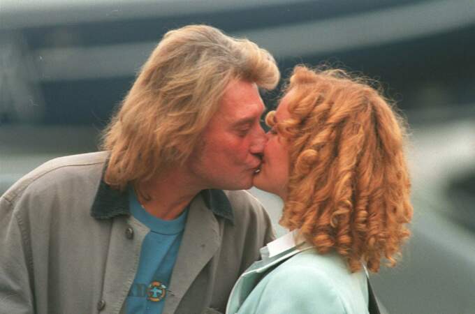 Enfin mari et femme, Johnny Hallyday et Laeticia Hallyday s'embrassent. 