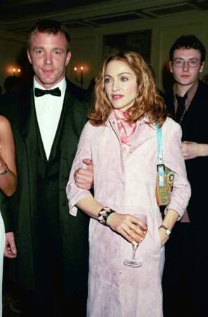Madonna a épousé le réalisateur Guy Ritchie en décembre 2000 dans un château Écossais. Pour l'occasion le couple avait réservé 20 suites pour ses invités. Le mariage aurait coûté 1.5 million de dollars.