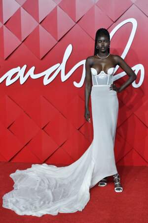 Le mannequin Adut Akech en robe bustier très décolletée aux Fashion Awards 2022