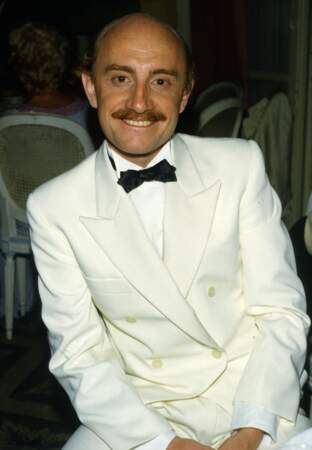 Michel Blanc jouait Jean-Claude Dusse dans les films Les Bronzés. Sur cette photo prise en 1983, il a 31 ans. Durant cette année, il jouait le Prêtre dans Papy fait de la résistance