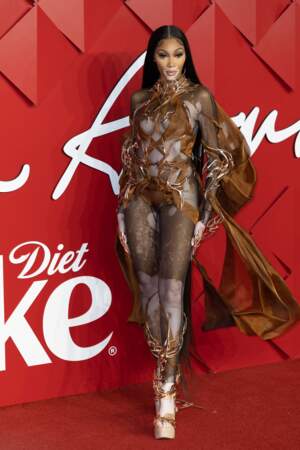 Le mannequin Winnie Harlow en robe cut-out totalement ouverte aux Fashion Awards 2022