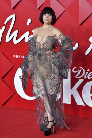 L'artiste Paloma Faith en robe décolletée et transparente aux Fashion Awards 2022