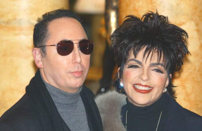 Liza Minnelli et David Gest se seraient mariés pour 4,2 millions de dollars.  Ils se sont dit oui en 2001 à New York devant 500 invités. Le gâteau, comprenant douze étages, a coûté à lui seul 40 000 dollars.