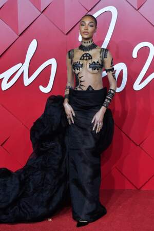 Le mannequin Jourdan Dunn en robe au buste transparent et brodé aux Fashion Awards 2022