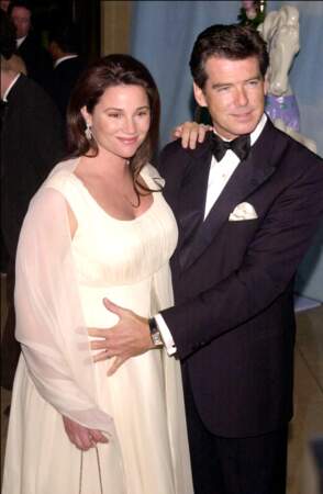 Pierce Brosnan, notre James Bond préféré, a épousé une journaliste télé, Keely Shaye Smith en août 2001 dans un château Irlandais.
120 invités étaient présents, pour un mariage estimé à 1,5 million de dollars.