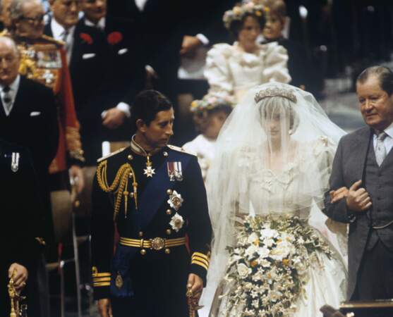 Lady Diana et le prince Charles,  couple au destin tragique, a organisé l'un des mariages les plus chers de tous les temps. Le 29 juillet 1981, le futur roi d'Angleterre a épousé Diana Spencer. Leur union aurait coûté  près de 98 millions d'euros. 