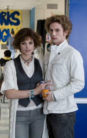 Alice Cullen est joué par Ashley Greene. C'est la fille adoptive de Carlisle Cullen et d'Esmée Cullen, la sœur adoptive d'Edward Cullen, Rosalie Hale et Emmett Cullen, la petite amie de Jasper Hale et la belle-sœur de Bella Swan.